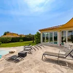Aux Portes De La Camargue *