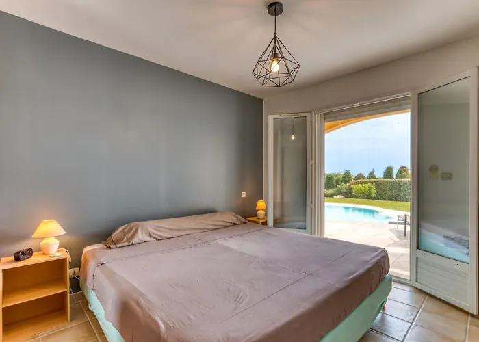 Aux Portes De La Camargue